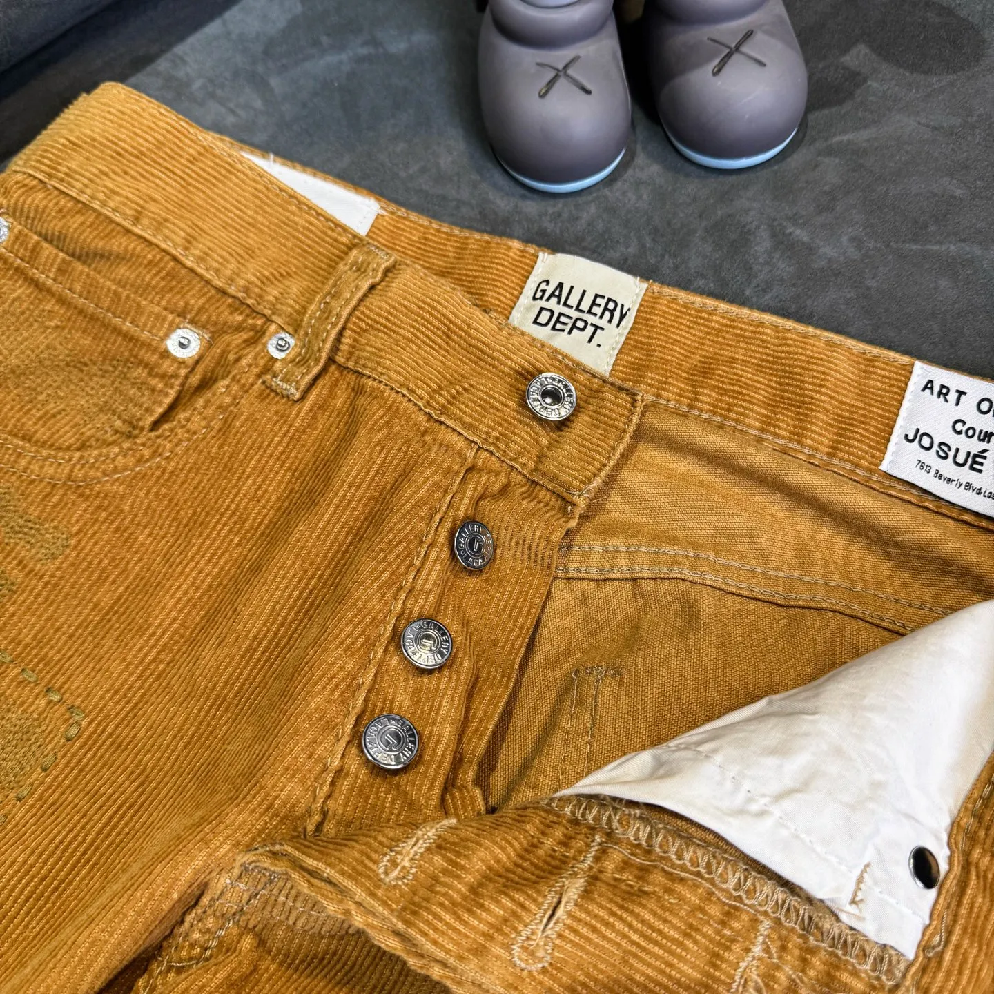 P240 Chrome Hearts Gallery 2025 corduroy spliced ​​multi-pocket couple bootcut jeans are a hot trend this season and are sought after by countless celebrities and fashionistas. The neat details of the cutting process add color to the playful fashion! The neat and meticulous design, and the well-fitting structure is unique. The upper body not only has outstanding recognition, but also looks younger and younger. A style with the ultimate wearing meaning and performance, gorgeous color matching, and the craftsmanship of this style is also extremely extraordinary. After the finished product is washed, it is disassembled and hand-made with sheepskin cross leather and then spliced ​​together to complete. The whole piece has too many craftsmanship to describe. It is decorated with patchwork cross flowers and high-waisted washed jeans! ! Absolutely high-end luxury product, a god-level single product, a super popular product, made with top heavy industry, a magic weapon that cannot be missed to hit the streets. Size: 28 30 32 34 36 Color: Yellow